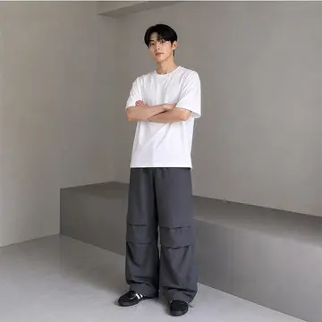화이트·차콜 톤 카고팬츠와 반팔티 전신 코디 사진