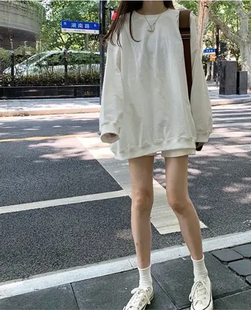 그레이·블랙 톤 오버핏 기모 맨투맨과 반바지 전신 코디 사진