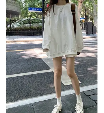 그레이·블랙 톤 기모 맨투맨과 반바지 전신 코디 사진