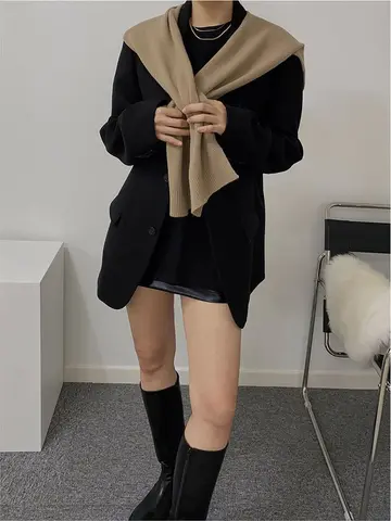 오버핏 가디건과 블랙 미니스커트 전신 코디 사진