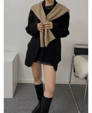 블랙·카키 톤 가디건과 미니스커트 전신 코디 사진