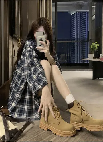 차콜·베이지 톤 셔츠와 반바지 전신 코디 사진