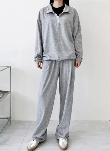 그레이 오버핏 집업과 그레이 조거팬츠 전신 코디 사진