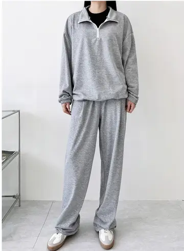그레이·블랙 톤 집업과 조거팬츠 전신 코디 사진