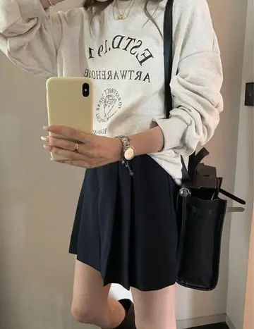 아이보리·카키 톤 오버핏 맨투맨과 집업 전신 코디 사진