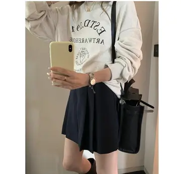 아이보리·카키 톤 맨투맨과 집업 전신 코디 사진