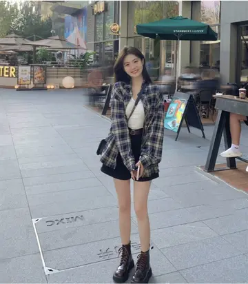 오버핏 체크 셔츠와 체크 재킷 전신 코디 사진