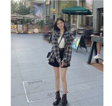 차콜·블랙 톤 체크 셔츠와 재킷 전신 코디 사진