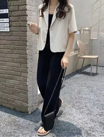 아이보리 크롭 재킷과 셔츠 전신 코디 사진