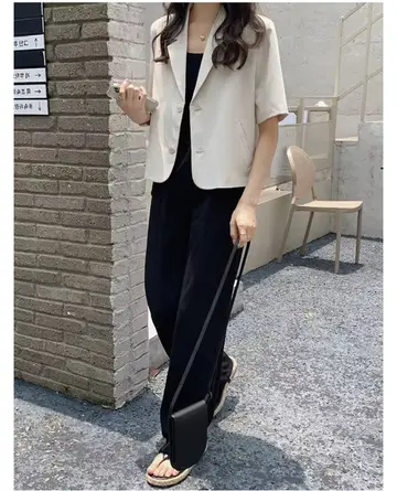 그레이·블랙 톤 크롭 재킷과 셔츠 전신 코디 사진