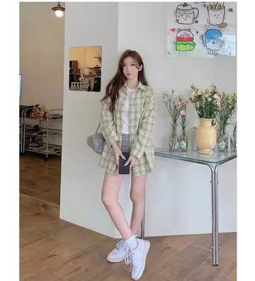 화이트·그레이 톤 셔츠와 재킷 전신 코디 사진