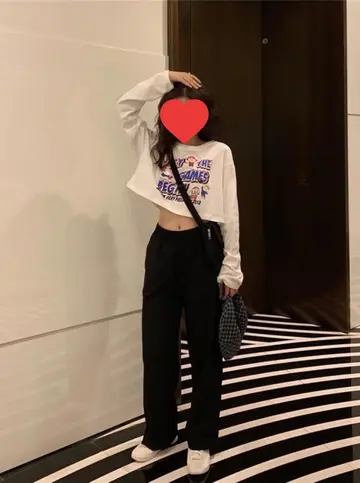 화이트 오버핏 크롭 긴팔티와 블랙 와이드팬츠 전신 코디 사진
