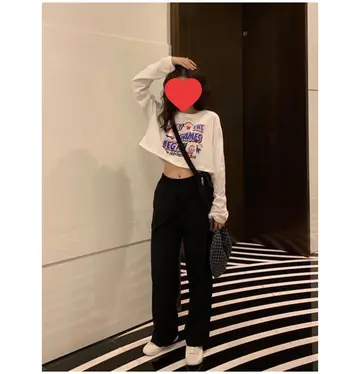 베이지·블랙 톤 크롭 긴팔티와 와이드팬츠 전신 코디 사진