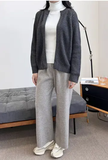 차콜·블랙 톤 가디건과 와이드팬츠 전신 코디 사진
