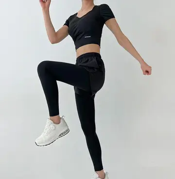 블랙 레깅스와 블랙 반팔티 전신 코디 사진