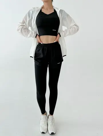 블랙·그레이 톤 레깅스와 나시 전신 코디 사진