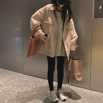 브라운·베이지 톤 맨투맨과 청바지 전신 코디 사진