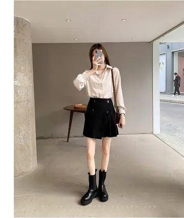 블라우스와 블랙 미니스커트 전신 코디 사진