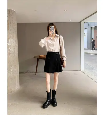 아이보리·베이지 톤 블라우스와 미니스커트 전신 코디 사진