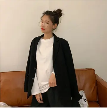 화이트 오버핏 긴팔티와 블랙 블레이저 전신 코디 사진