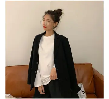아이보리·블랙 톤 긴팔티와 블레이저 전신 코디 사진