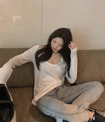 화이트 크롭 긴팔티와 청바지 전신 코디 사진