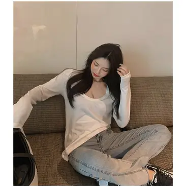 브라운·블랙 톤 크롭 긴팔티와 청바지 전신 코디 사진
