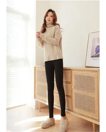 베이지·카멜 톤 기모 레깅스와 니트 전신 코디 사진