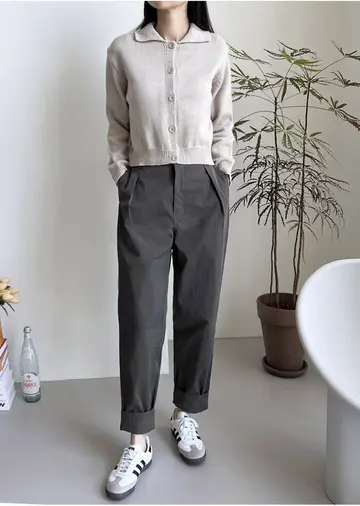 화이트·그레이 톤 가디건과 슬랙스 전신 코디 사진