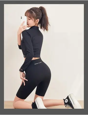 블랙 반바지와 블랙 긴팔티 전신 코디 사진