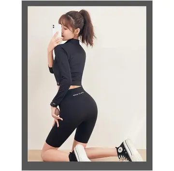 차콜·블랙 톤 반바지와 긴팔티 전신 코디 사진