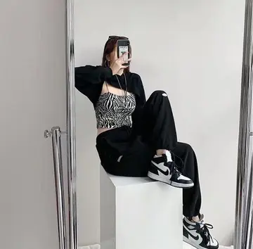 블랙 오버핏 조거팬츠와 블랙 집업 전신 코디 사진