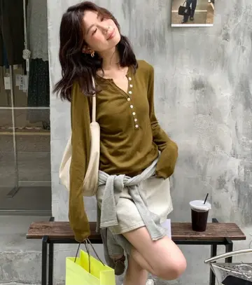 브라운·아이보리 톤 오버핏 가디건과 반바지 전신 코디 사진