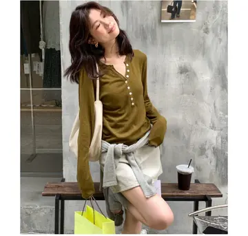 브라운·아이보리 톤 가디건과 반바지 전신 코디 사진
