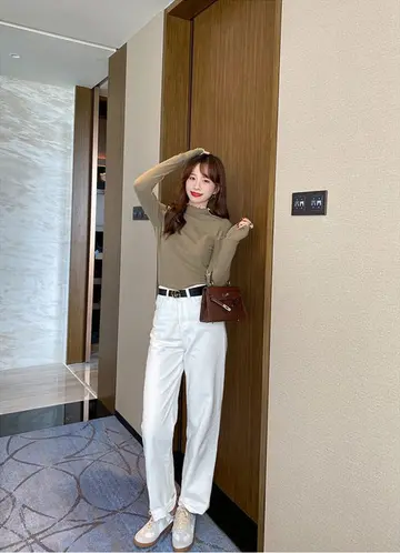 기모 터틀넥과 화이트 와이드팬츠 전신 코디 사진
