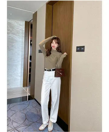브라운·그레이 톤 기모 터틀넥과 와이드팬츠 전신 코디 사진