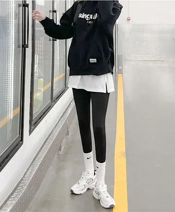스커트와 블랙 후드티 전신 코디 사진