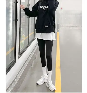 블랙·화이트 톤 스커트와 후드티 전신 코디 사진
