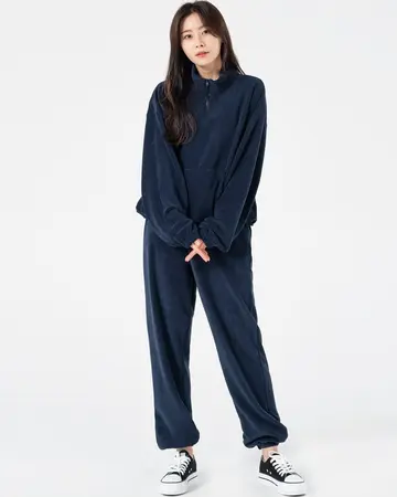 네이비 오버핏 후드티와 네이비 조거팬츠 전신 코디 사진