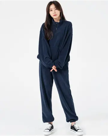 네이비·블랙 톤 후드티와 조거팬츠 전신 코디 사진
