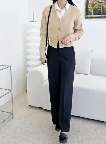 베이지 가디건과 네이비 슬랙스 전신 코디 사진