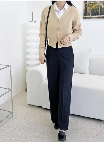 베이지·블랙 톤 가디건과 슬랙스 전신 코디 사진