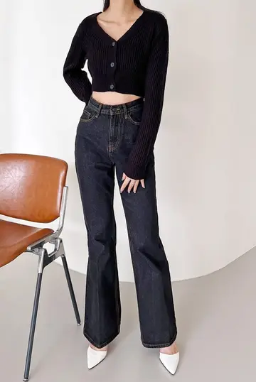 차콜·블랙 톤 브이넥 크롭가디건과 청바지 전신 코디 사진