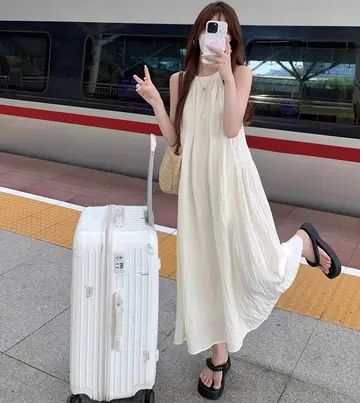 그레이·베이지 톤 롱원피스 전신 코디 사진