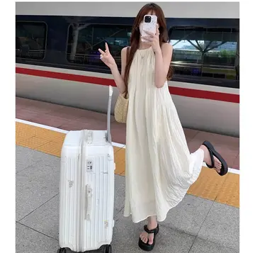 그레이·베이지 톤 롱원피스 전신 코디 사진