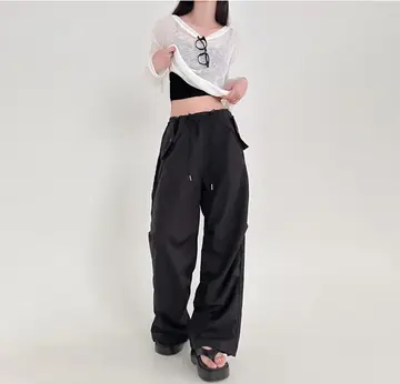 베이지·블랙 톤 카고팬츠와 긴팔티 전신 코디 사진