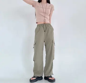 베이지·그레이 톤 와이드 조거팬츠와 반팔티 전신 코디 사진