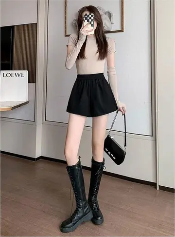 블랙 울 반바지와 긴팔티 전신 코디 사진