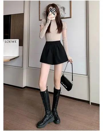 베이지·블랙 톤 울 반바지와 긴팔티 전신 코디 사진