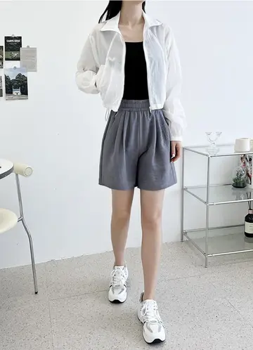 그레이·차콜 톤 린넨 반바지와 바람막이 전신 코디 사진